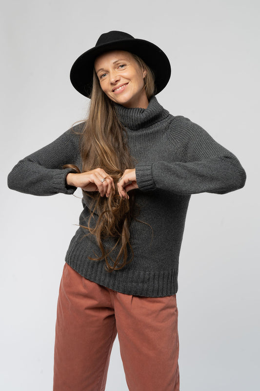 Sweater aus Bio Baumwolle Recyceltem Polyester Wolle in Dark Grey Heather, Vorderansicht