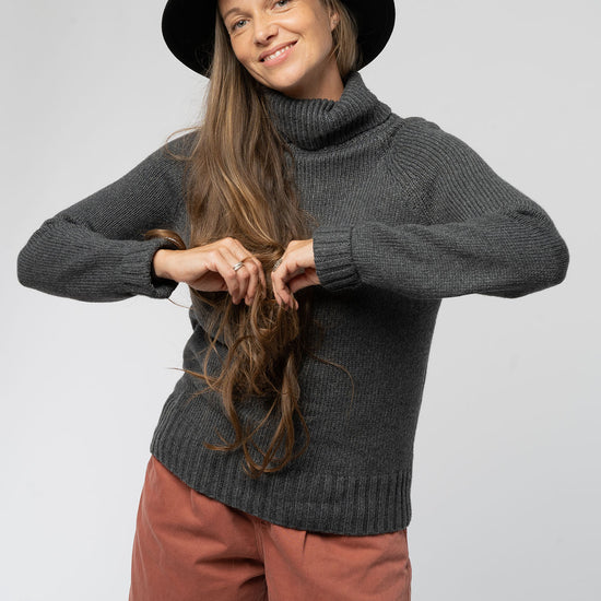 W-Wool-Turtleneck-Sweater-aus-Bio-Baumwolle-recyceltem-Polyester-Wolle-Online-Mode-Shop-Dark-Grey-Heather-Vorne2