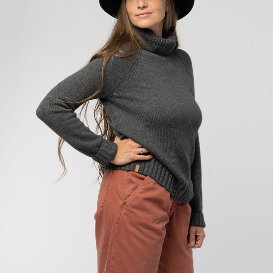 W-Wool-Turtleneck-Sweater-aus-Bio-Baumwolle-recyceltem-Polyester-Wolle-Online-Mode-Shop-Dark-Grey-Heather-Vorne3