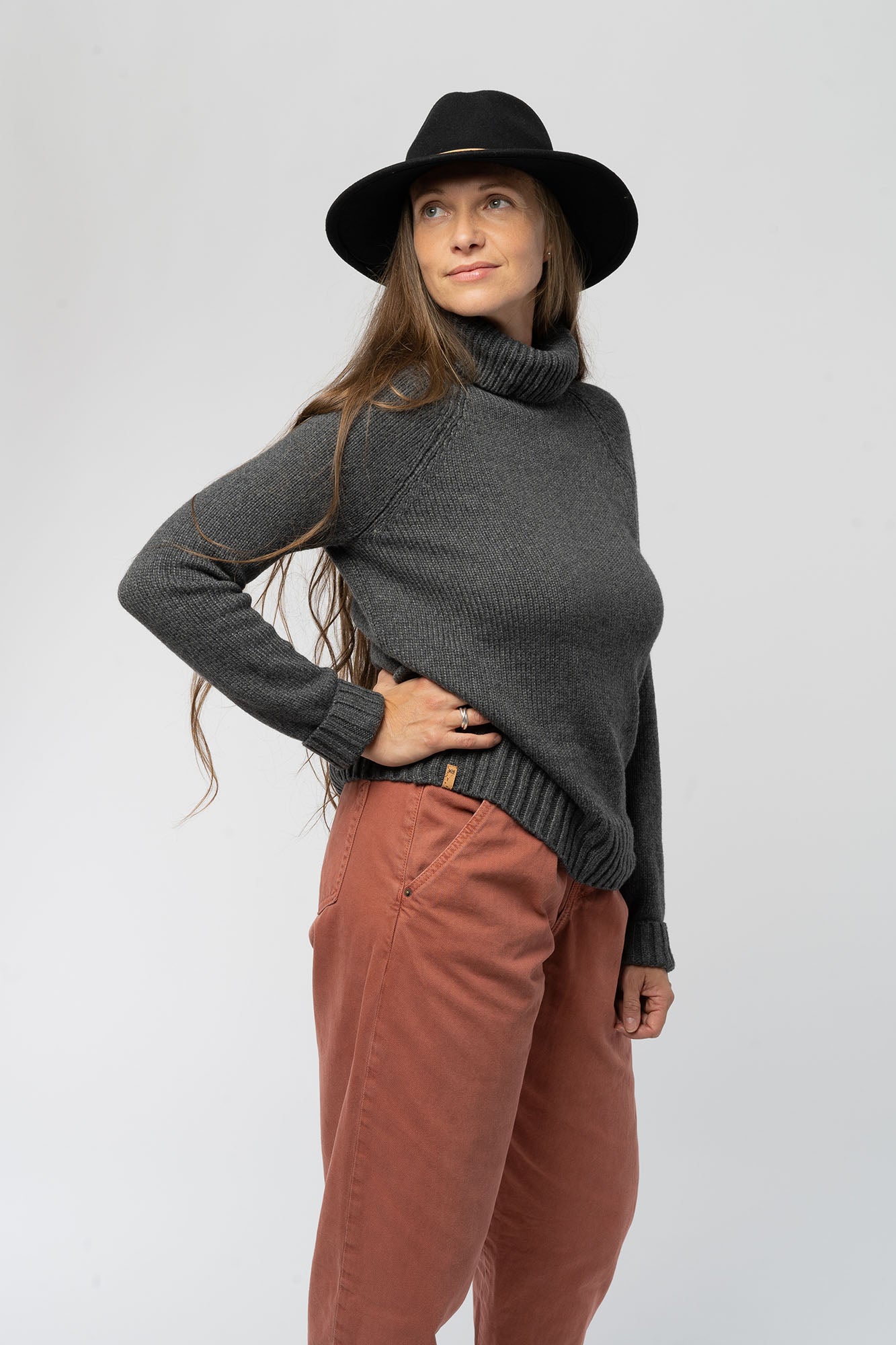 W-Wool-Turtleneck-Sweater-aus-Bio-Baumwolle-recyceltem-Polyester-Wolle-Online-Mode-Shop-Dark-Grey-Heather-Vorne3
