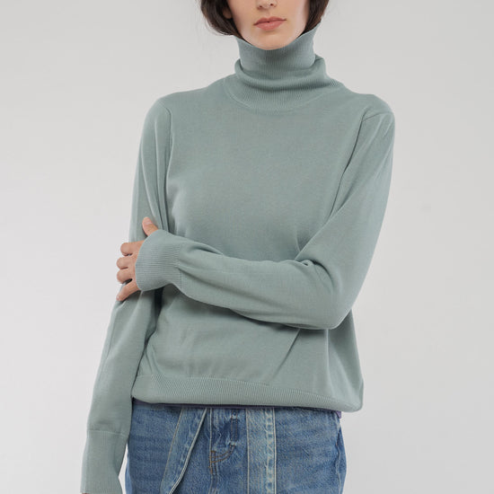 W-mw-112-301-MAYURA-Feinstrick-Rollkragen-pullover-aus-Bio-Baumwolle-Kleidung-Fair-Trade-Bio-Frauen-METERIA-Sage-Vorne2