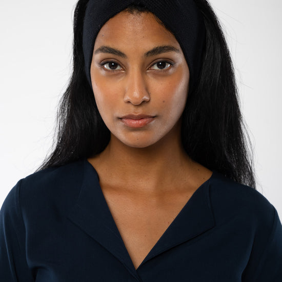 W-mw-590-300-MEENA-Stirnband-aus-Bio-Baumwolle-Oekomode-XUMEG-Black-Vorne