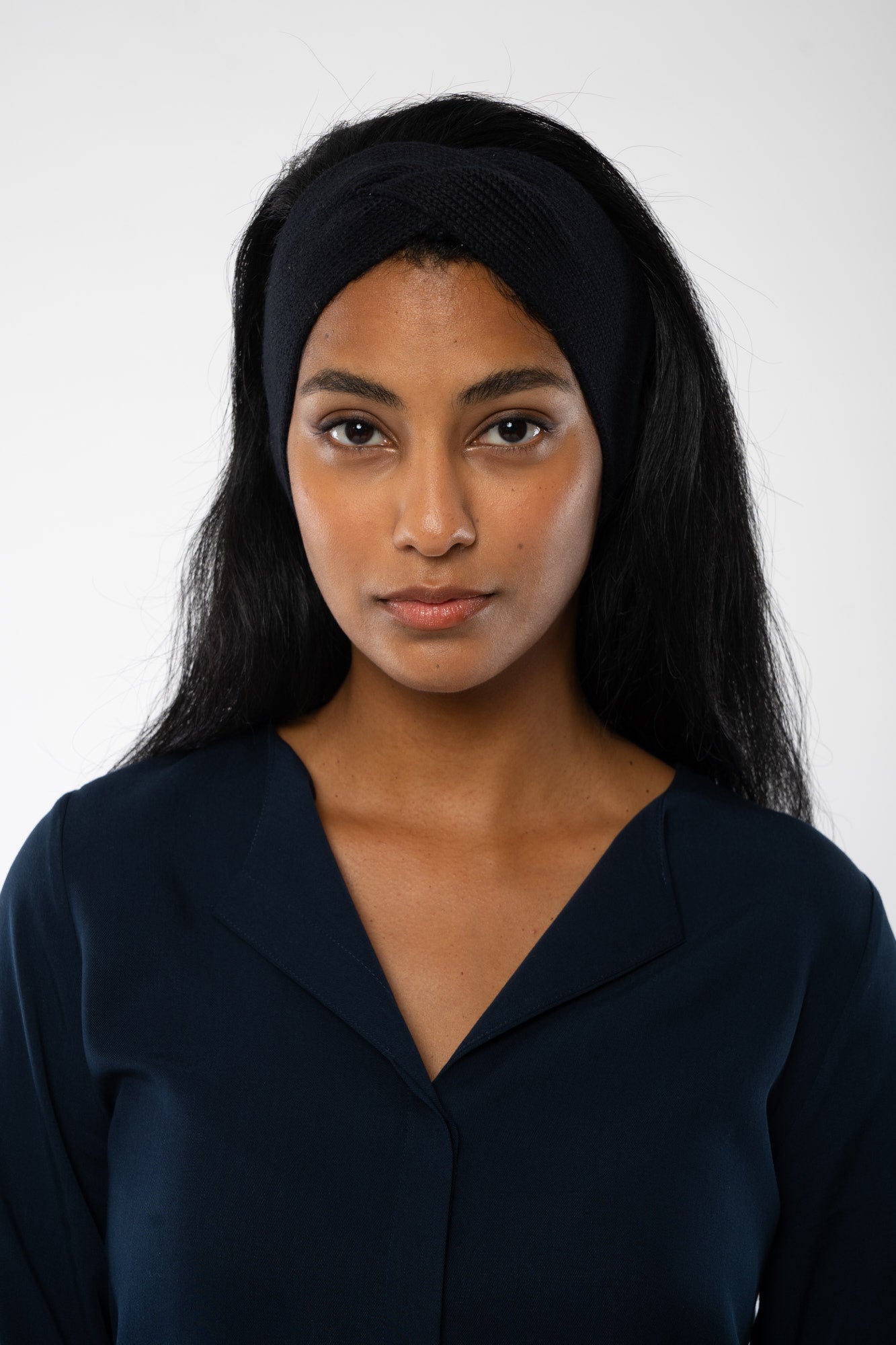 W-mw-590-300-MEENA-Stirnband-aus-Bio-Baumwolle-Oekomode-XUMEG-Black-Vorne