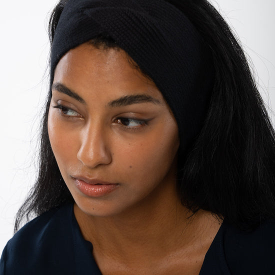 W-mw-590-300-MEENA-Stirnband-aus-Bio-Baumwolle-Oekomode-XUMEG-Black-Vorne2