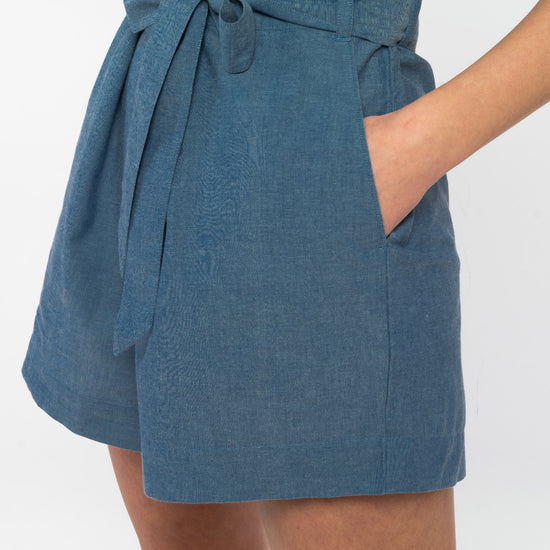 W-mw-sanela-SANELA-Kurzer-Jumpsuit-aus-Bio-Baumwolle-Fair-Trade-Mode-Frauen-BUBELLE-Blue-Chambray-Detail