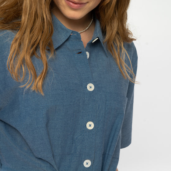 W-mw-sanela-SANELA-Kurzer-Jumpsuit-aus-Bio-Baumwolle-Fair-Trade-Mode-Frauen-BUBELLE-Blue-Chambray-Detail2