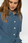 W-mw-sanela-SANELA-Kurzer-Jumpsuit-aus-Bio-Baumwolle-Fair-Trade-Mode-Frauen-BUBELLE-Blue-Chambray-Detail2