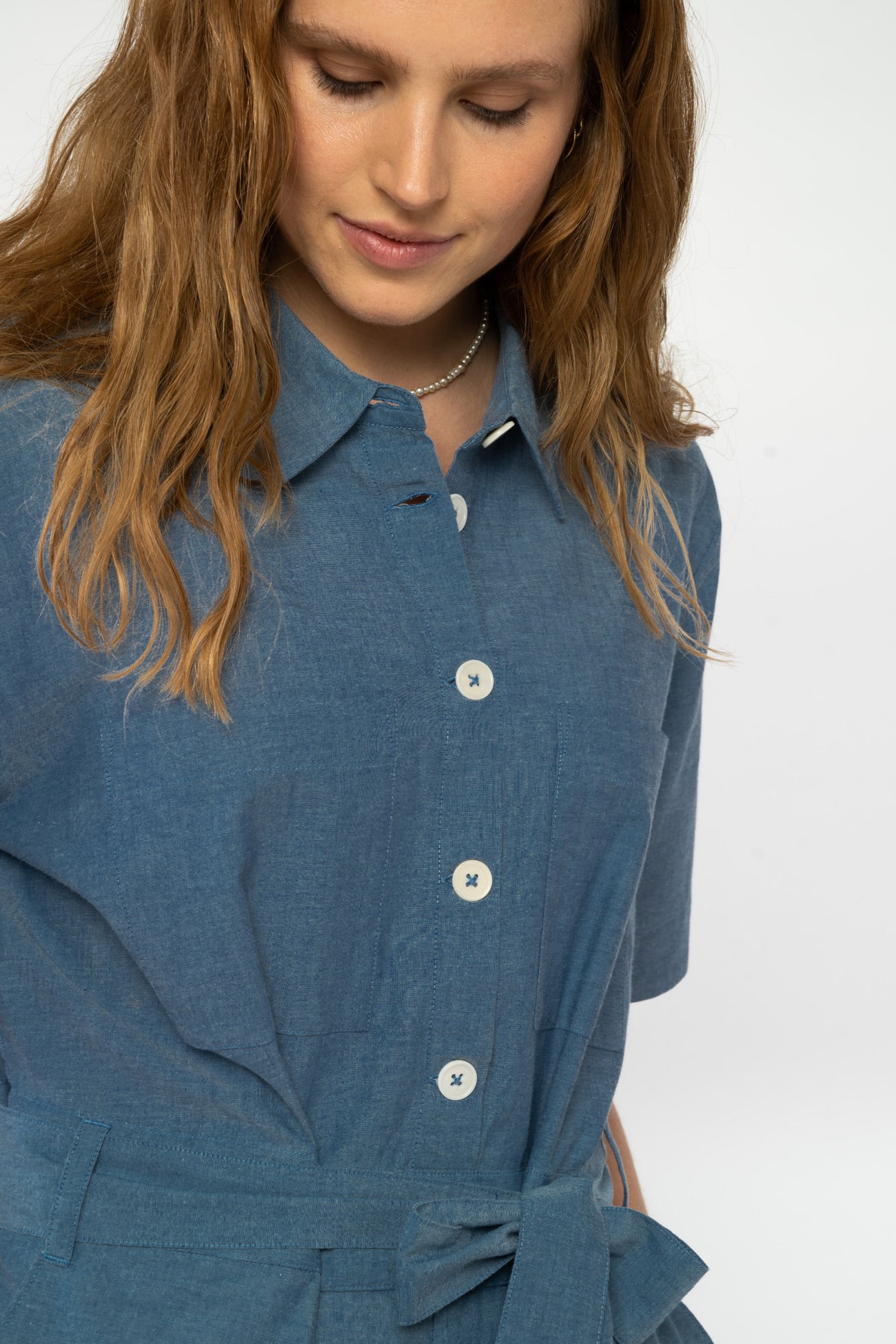 W-mw-sanela-SANELA-Kurzer-Jumpsuit-aus-Bio-Baumwolle-Fair-Trade-Mode-Frauen-BUBELLE-Blue-Chambray-Detail2