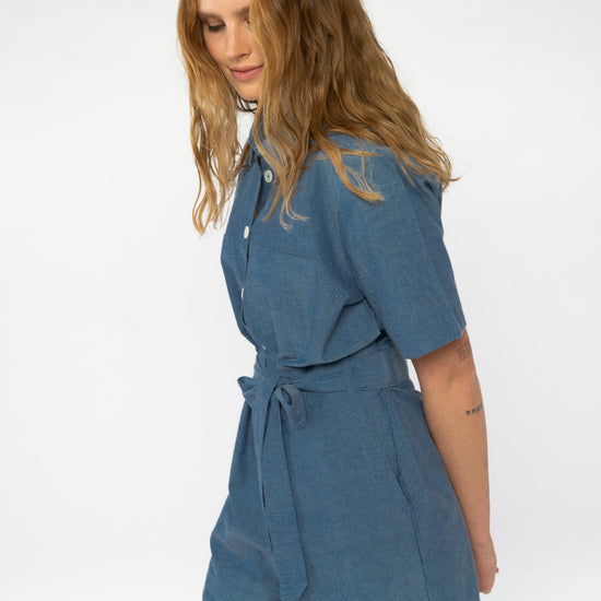 W-mw-sanela-SANELA-Kurzer-Jumpsuit-aus-Bio-Baumwolle-Fair-Trade-Mode-Frauen-BUBELLE-Blue-Chambray-Seite