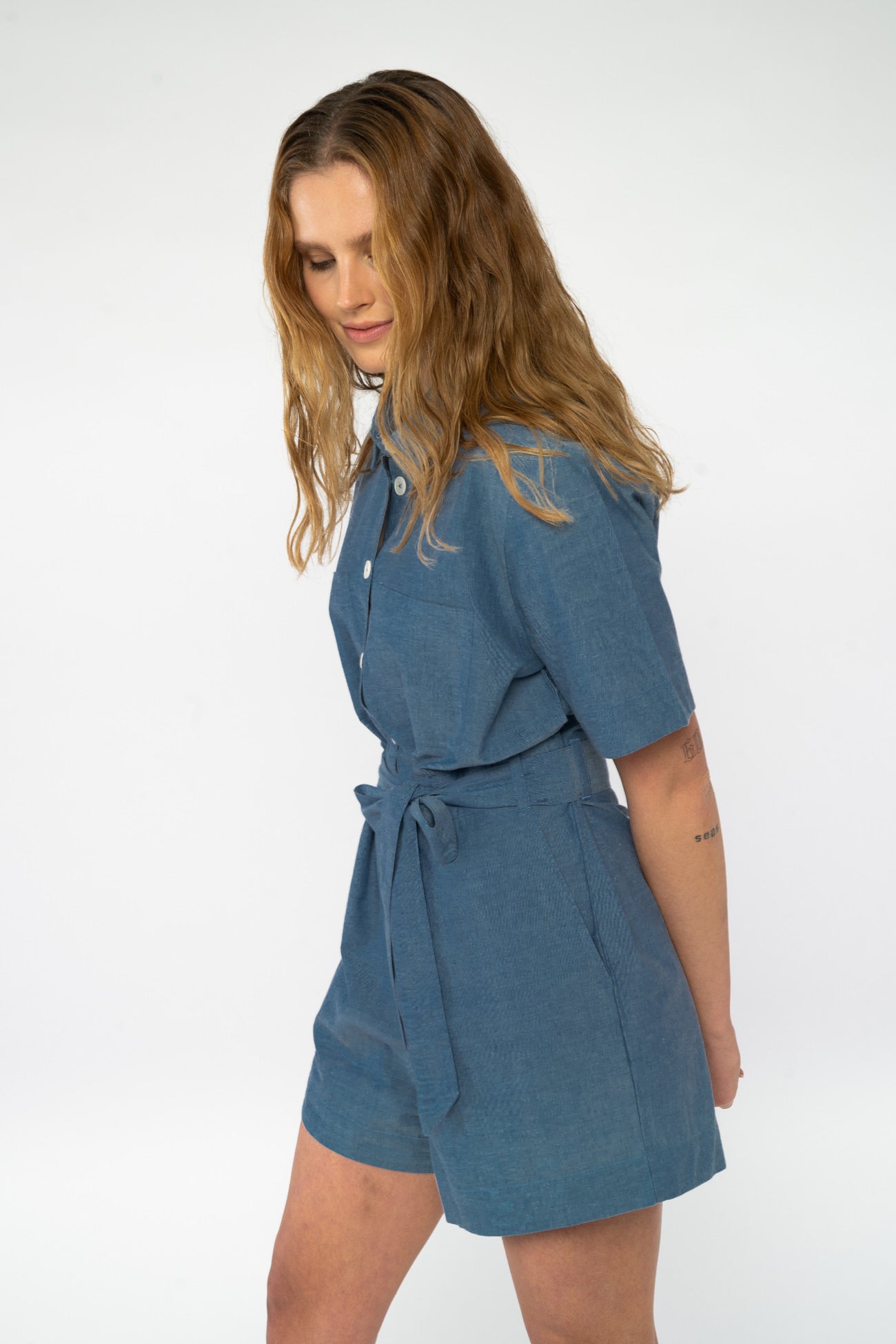 W-mw-sanela-SANELA-Kurzer-Jumpsuit-aus-Bio-Baumwolle-Fair-Trade-Mode-Frauen-BUBELLE-Blue-Chambray-Seite