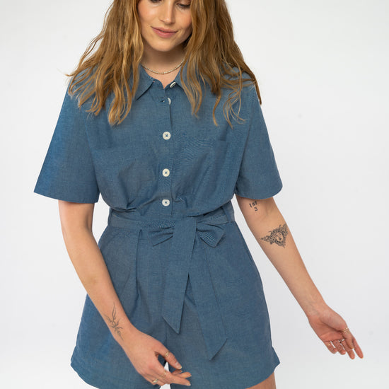 W-mw-sanela-SANELA-Kurzer-Jumpsuit-aus-Bio-Baumwolle-Fair-Trade-Mode-Frauen-BUBELLE-Blue-Chambray-Vorne