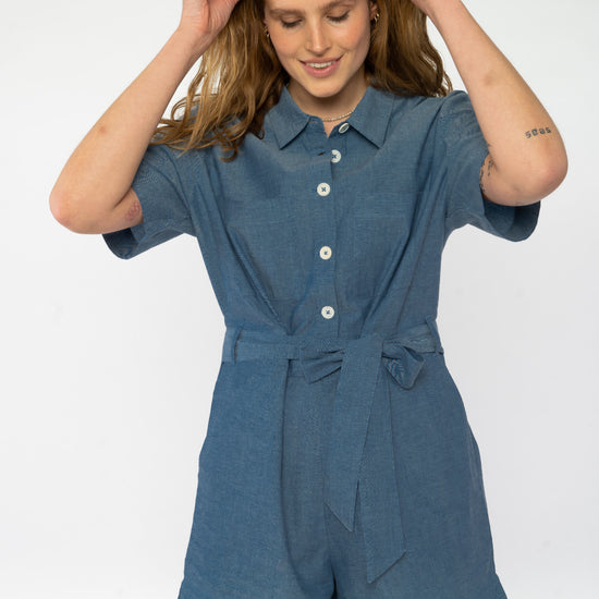 W-mw-sanela-SANELA-Kurzer-Jumpsuit-aus-Bio-Baumwolle-Fair-Trade-Mode-Frauen-BUBELLE-Blue-Chambray-Vorne2