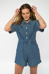 W-mw-sanela-SANELA-Kurzer-Jumpsuit-aus-Bio-Baumwolle-Fair-Trade-Mode-Frauen-BUBELLE-Blue-Chambray-Vorne2
