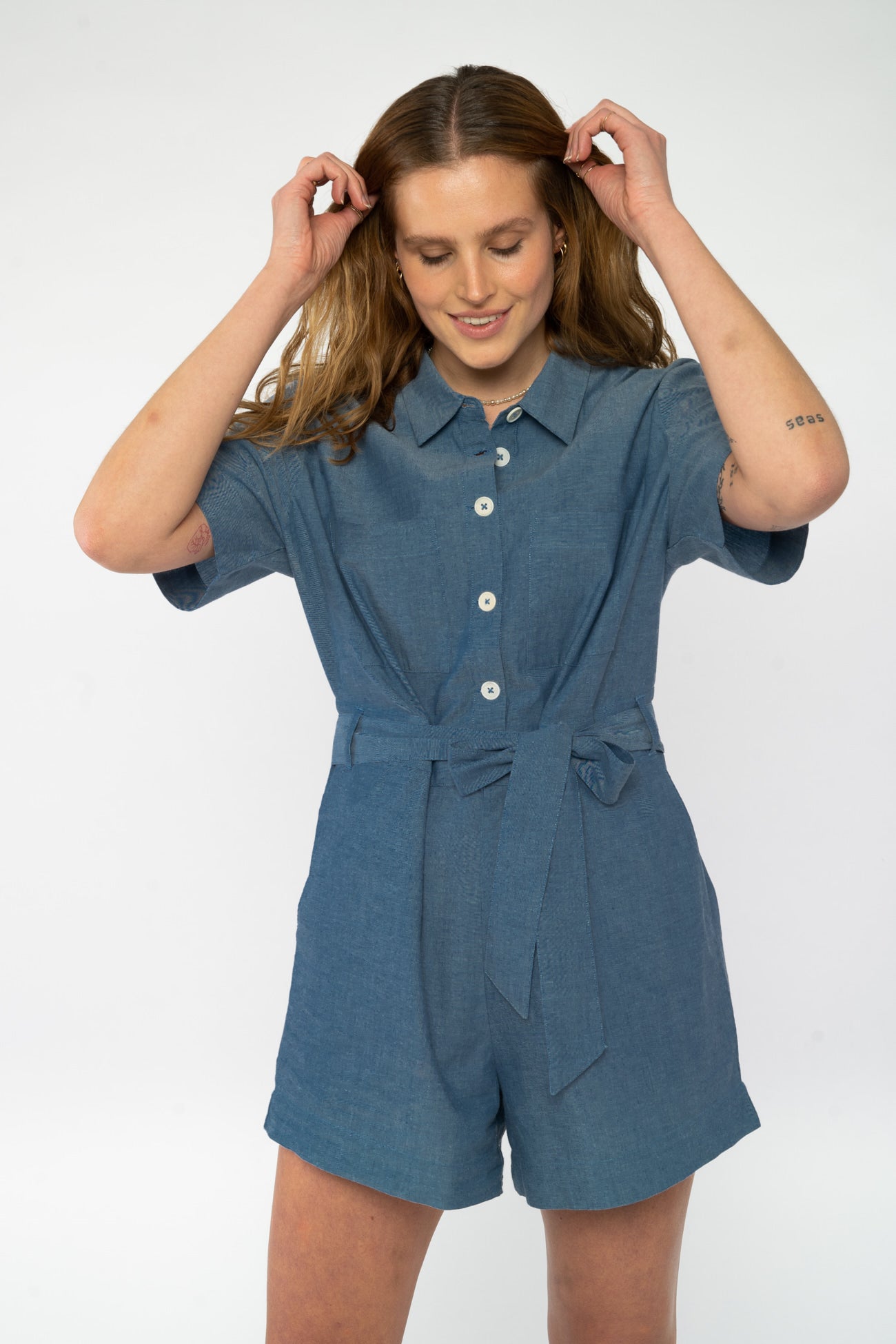 W-mw-sanela-SANELA-Kurzer-Jumpsuit-aus-Bio-Baumwolle-Fair-Trade-Mode-Frauen-BUBELLE-Blue-Chambray-Vorne2