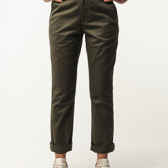 W-mw-tara-TARA-Chinohose-aus-Bio-Baumwolle-Faire-Mode-RASKAI-Dark-Olive-Vorne1
