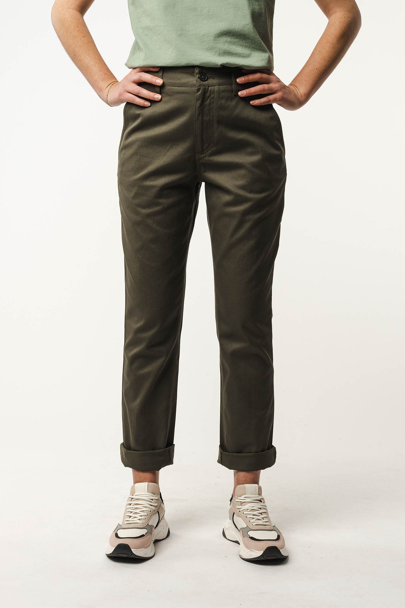 W-mw-tara-TARA-Chinohose-aus-Bio-Baumwolle-Faire-Mode-RASKAI-Dark-Olive-Vorne1