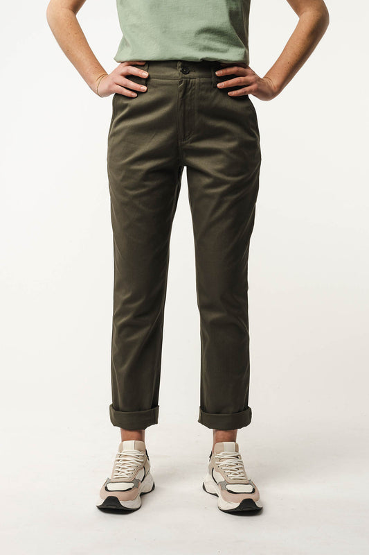 W-mw-tara-TARA-Chinohose-aus-Bio-Baumwolle-Faire-Mode-RASKAI-Dark-Olive-Vorne1