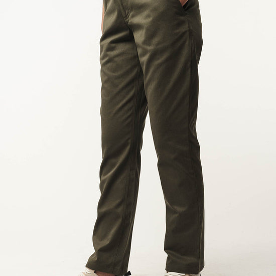 W-mw-tara-TARA-Chinohose-aus-Bio-Baumwolle-Faire-Mode-RASKAI-Dark-Olive-Vorne2