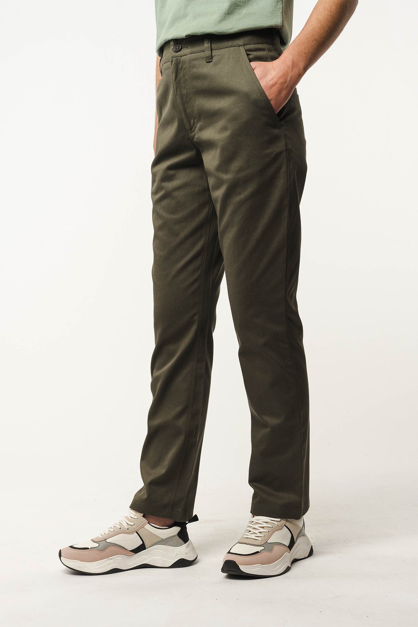 W-mw-tara-TARA-Chinohose-aus-Bio-Baumwolle-Faire-Mode-RASKAI-Dark-Olive-Vorne2