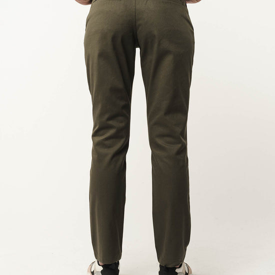W-mw-tara-TARA-Chinohose-aus-Bio-Baumwolle-Faire-Mode-RASKAI-Dark-Olive-Vorne3