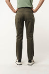 W-mw-tara-TARA-Chinohose-aus-Bio-Baumwolle-Faire-Mode-RASKAI-Dark-Olive-Vorne3
