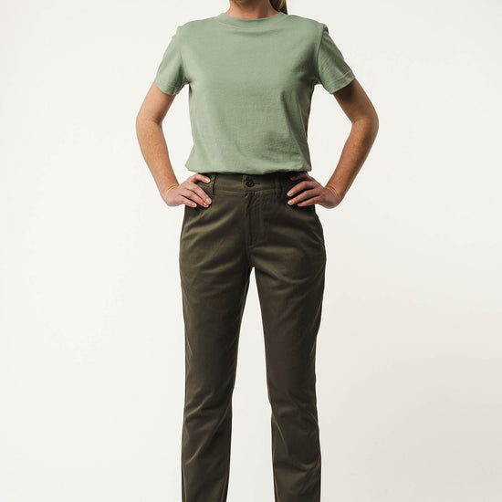 W-mw-tara-TARA-Chinohose-aus-Bio-Baumwolle-Faire-Mode-RASKAI-Dark-Olive-Vorne4