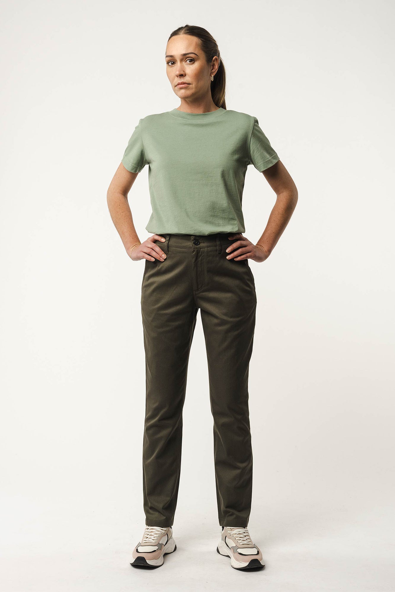 W-mw-tara-TARA-Chinohose-aus-Bio-Baumwolle-Faire-Mode-RASKAI-Dark-Olive-Vorne4