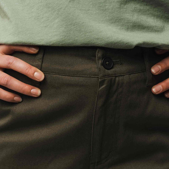 W-mw-tara-TARA-Chinohose-aus-Bio-Baumwolle-Faire-Mode-RASKAI-Dark-Olive-Vorne5