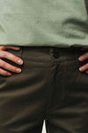 W-mw-tara-TARA-Chinohose-aus-Bio-Baumwolle-Faire-Mode-RASKAI-Dark-Olive-Vorne5