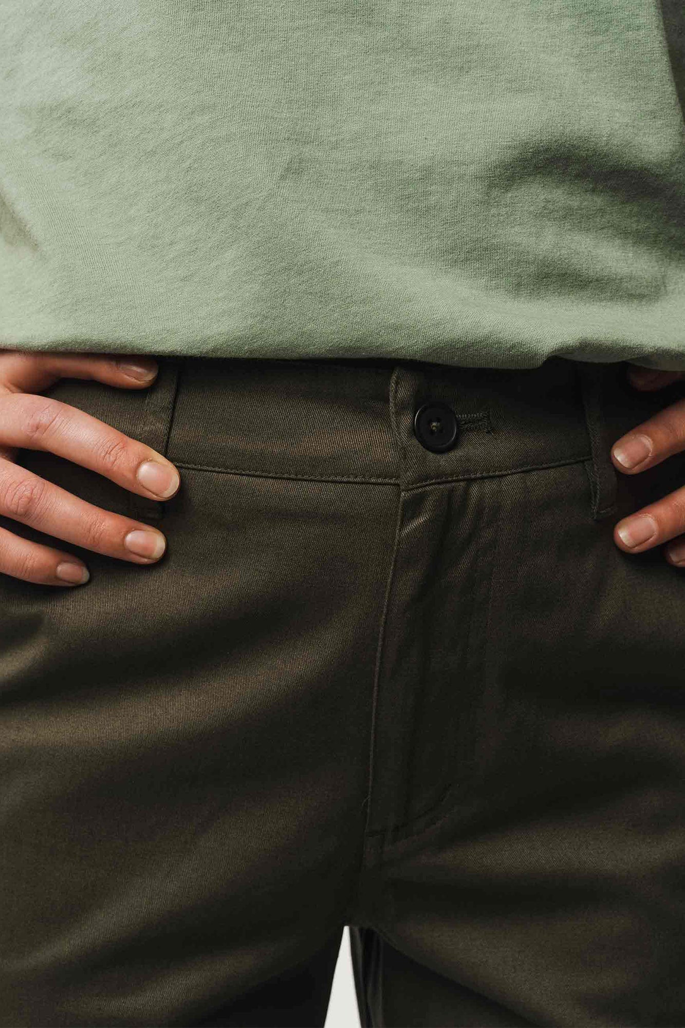 W-mw-tara-TARA-Chinohose-aus-Bio-Baumwolle-Faire-Mode-RASKAI-Dark-Olive-Vorne5