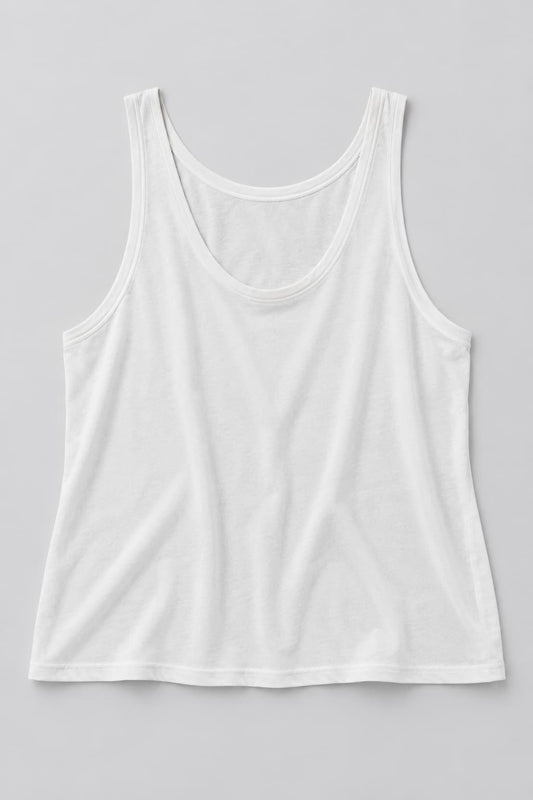 Weißes Lindera Tanktop mit breiten Trägern und Rundhalsausschnitt, Vorderansicht als Flatlay