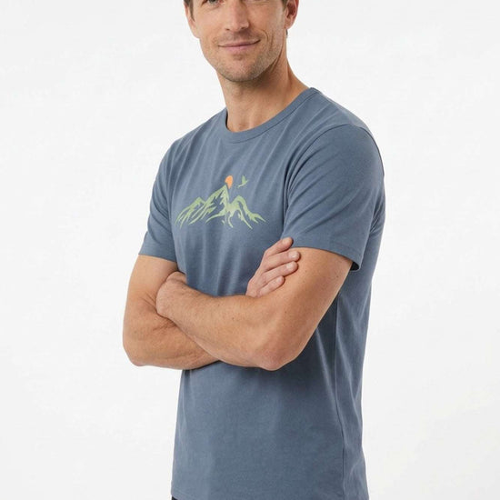 Herren-Bambus-T-Shirt in Blau mit Mountain-Gaze-Vogelmotiv, Modellansicht