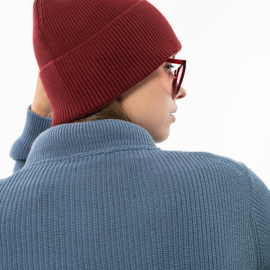 mw-590-301-burgundy-kali-strickmuetze-aus-bio-baumwolle-online-mode-kaufen-unisex-hinten
