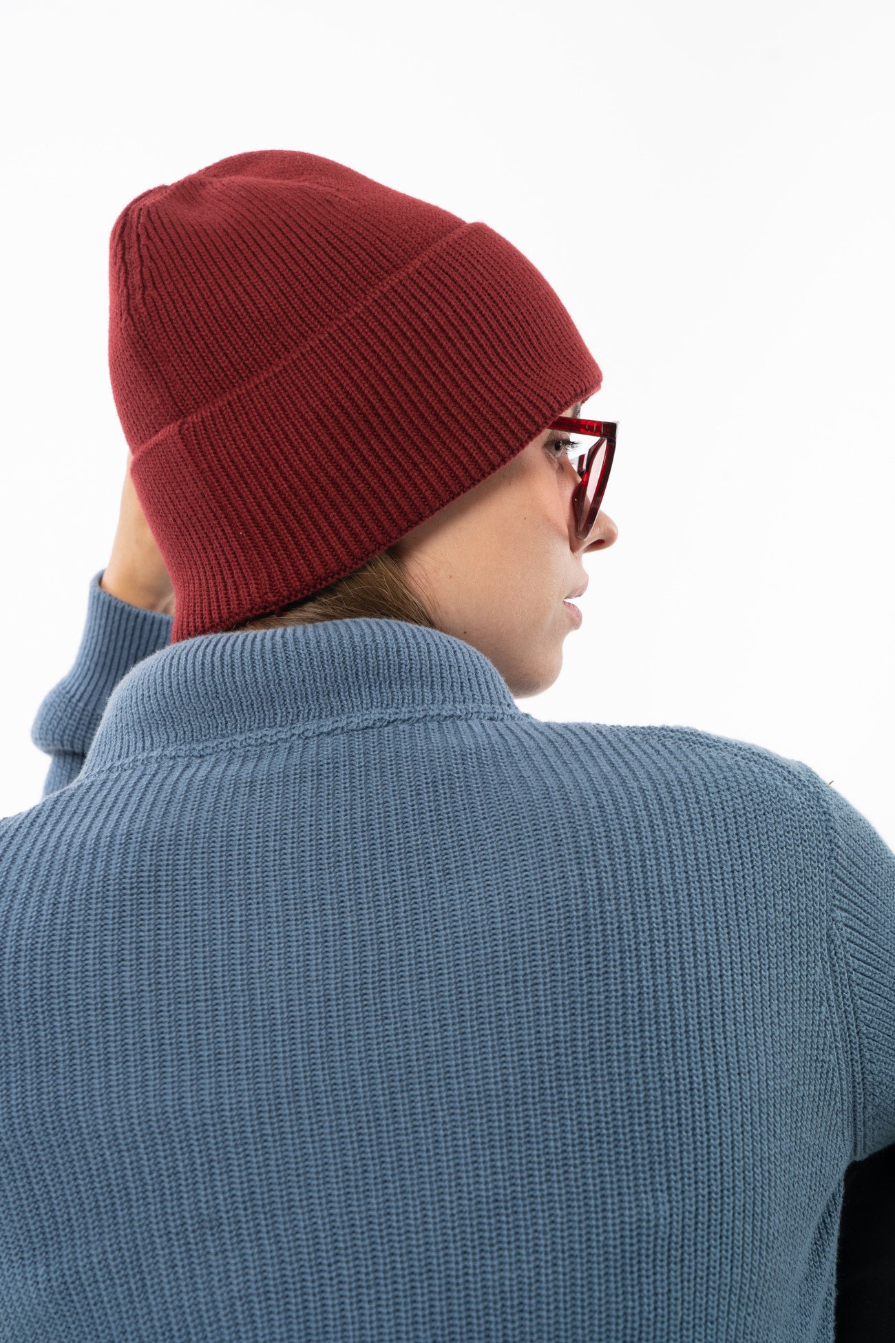 mw-590-301-burgundy-kali-strickmuetze-aus-bio-baumwolle-online-mode-kaufen-unisex-hinten