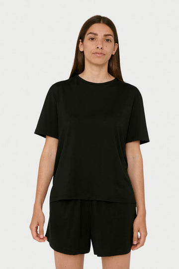 organic-basics_women_lite-tee_black_studio_1