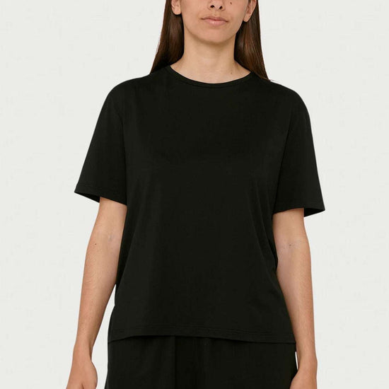 organic-basics_women_lite-tee_black_studio_1