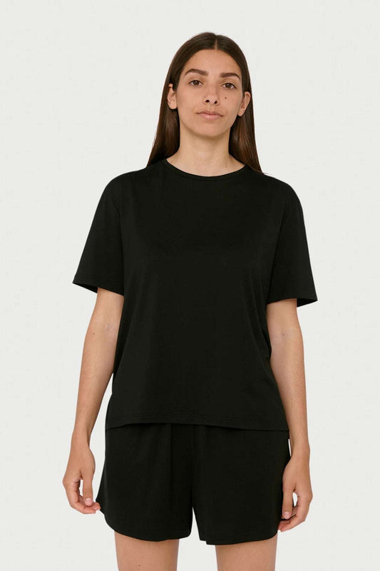 organic-basics_women_lite-tee_black_studio_1