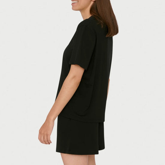 organic-basics_women_lite-tee_black_studio_2