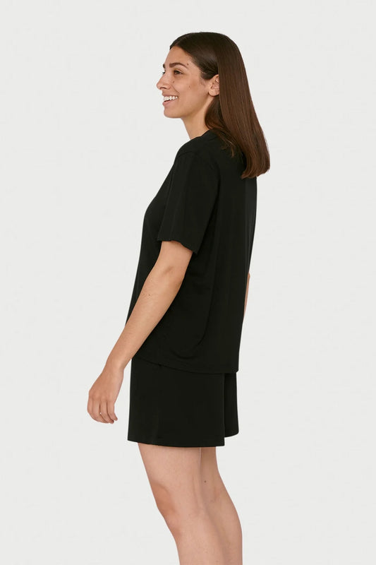 organic-basics_women_lite-tee_black_studio_2