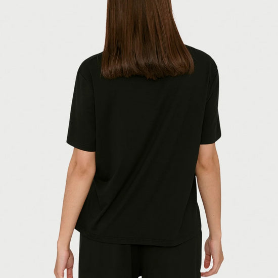 organic-basics_women_lite-tee_black_studio_3