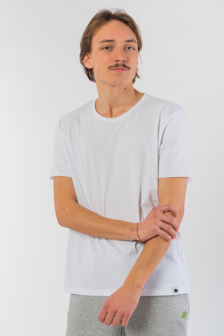 Paul ist 187cm groß und trägt Größe M