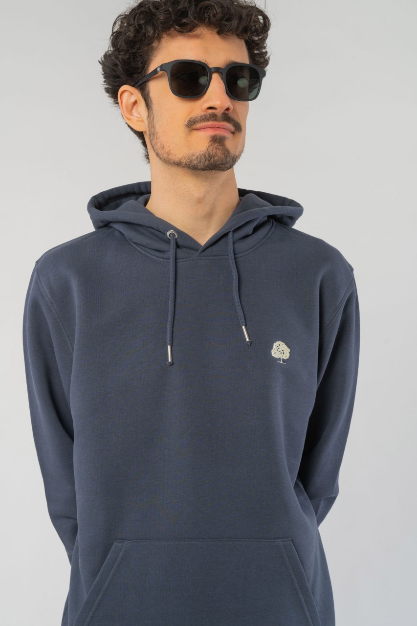Paul ist 187cm groß und trägt Größe M