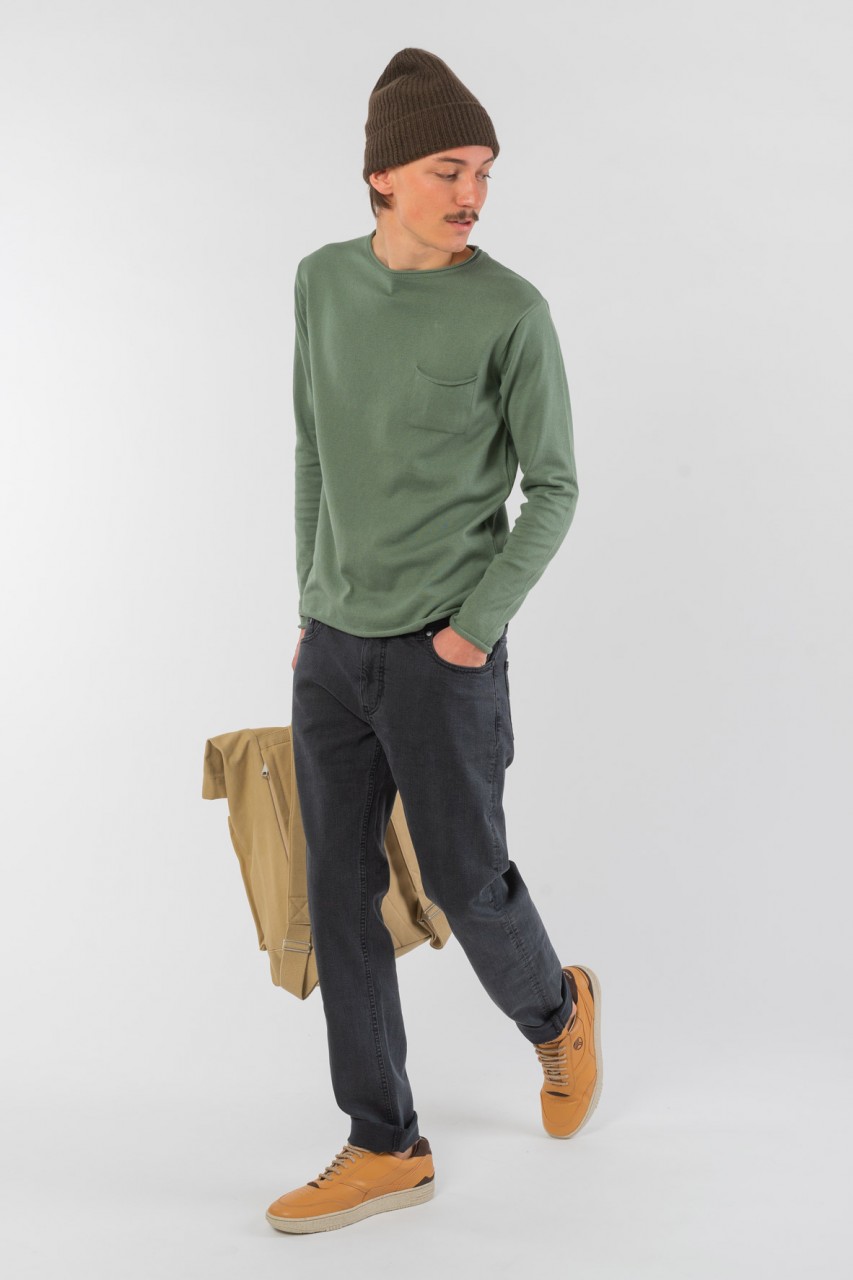 Paul ist 187cm groß und trägt Größe M