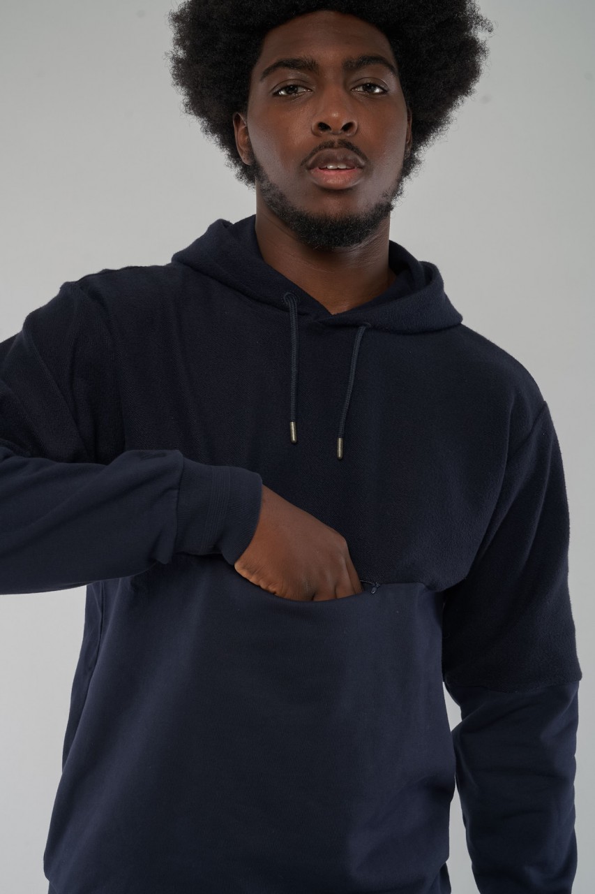 Mathew ist 185cm groß und trägt Größe M