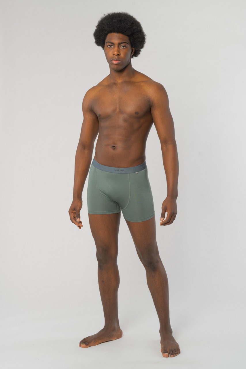 Mathew ist 185cm groß und trägt Größe M