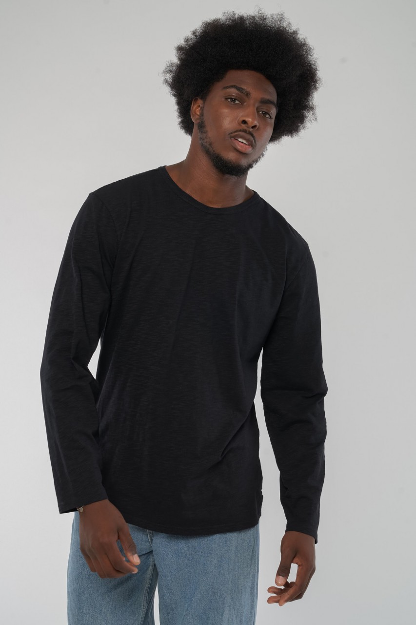 Mathew ist 185cm groß und trägt Größe M