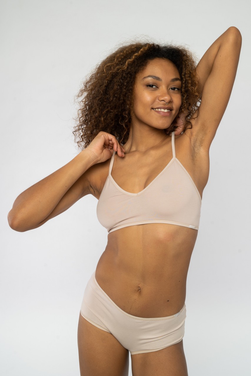 Noemi ist 175cm groß und trägt Größe S