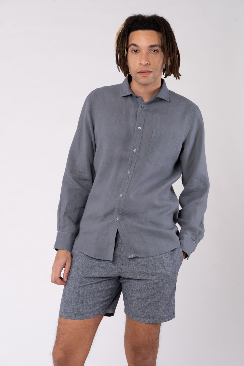 Mael Blau ist 185cm groß und trägt Größe M